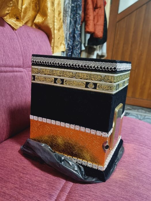 Ислямски религиозен комплект – Коран, тесбих, килимче и голяма Кааба (