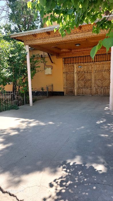 Карши шахри Беклар мфй Тумарис кучаси турар-жой биноси бог билан