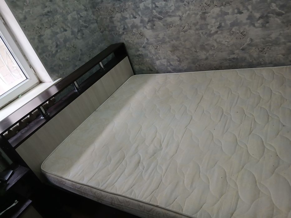 Кровать двухспальное б/у в Хорошем сосстояние с Матрасом.