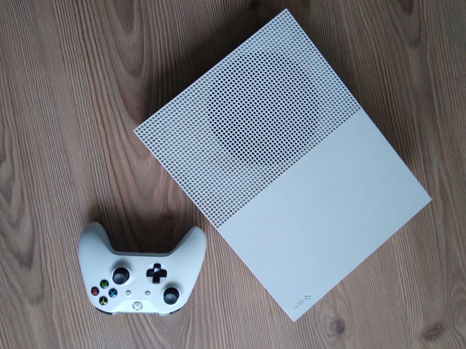 Xbox One S 500 GB + игри