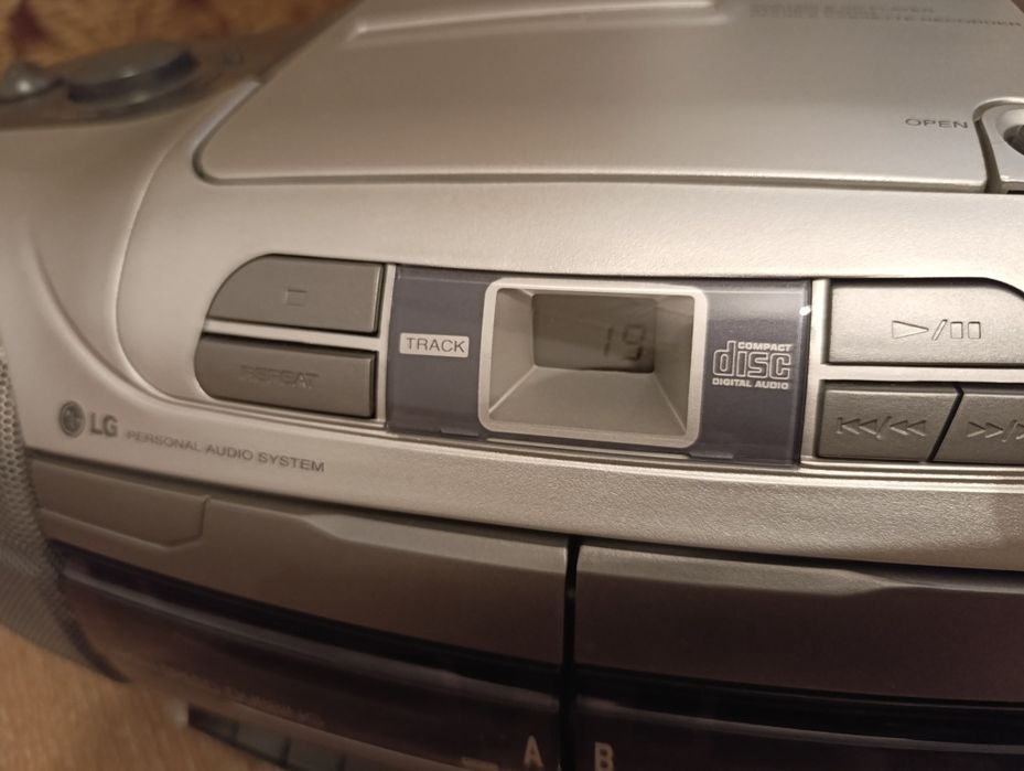 Магнитола бумбокс LG CD-583X.