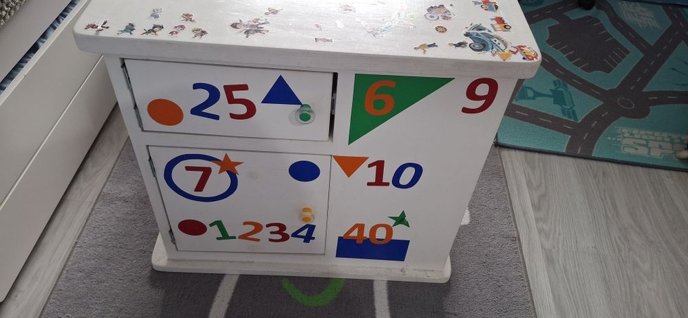 Монтесори шкаф за игра и рафт за стена