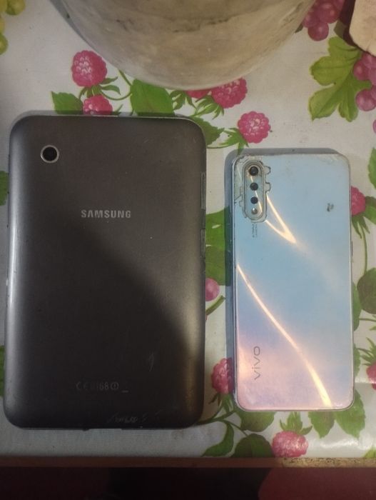 Продам два телефона