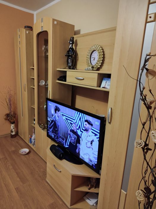 Vând mobila sufragerie, canapea și tv full HD.