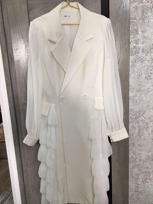 Женское белое торжественное платье