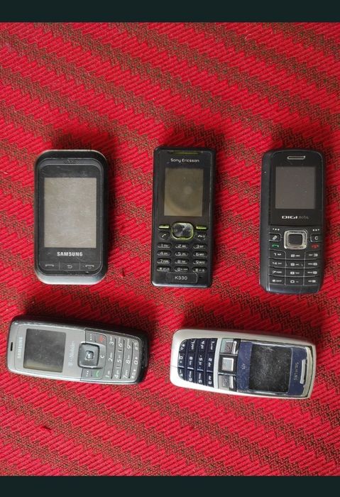 Telefoane pentru piese de schimb. Unele  sunt funcționale cu baterii încorporate.