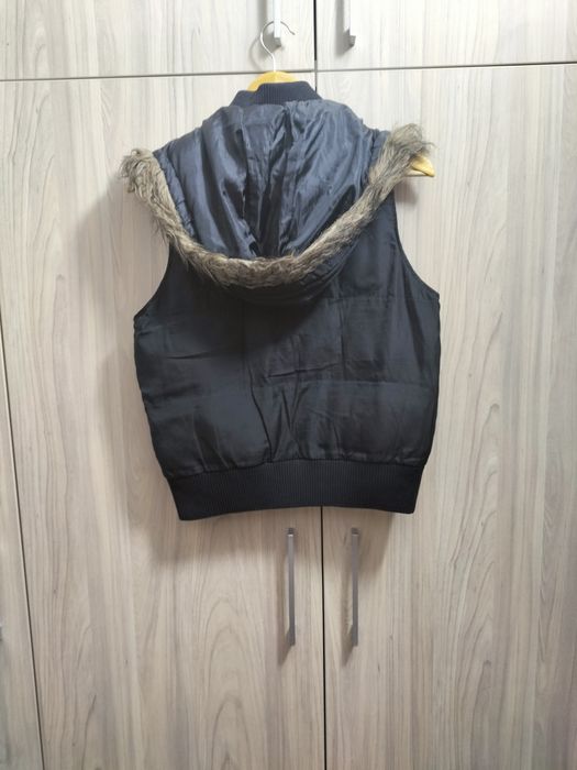 Vând vesta neagra
