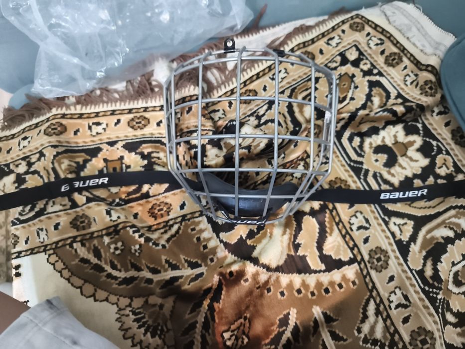 Продам хоккейную маску