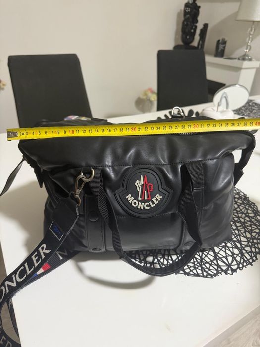 Vând poșetǎ Moncler