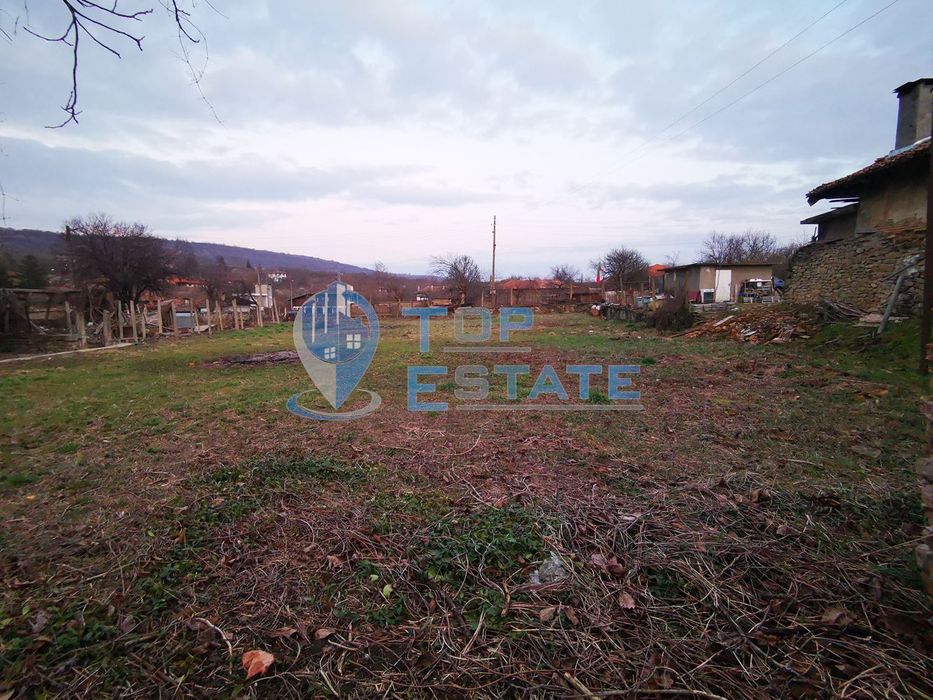 Двуетажна тухлена къща на центъра на село Церова кория, област Велико