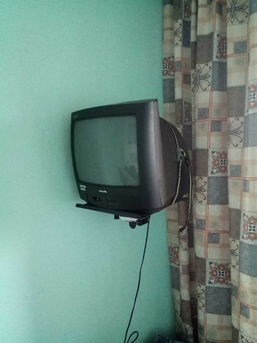 Телевизор Philips със стойка и дистанционно