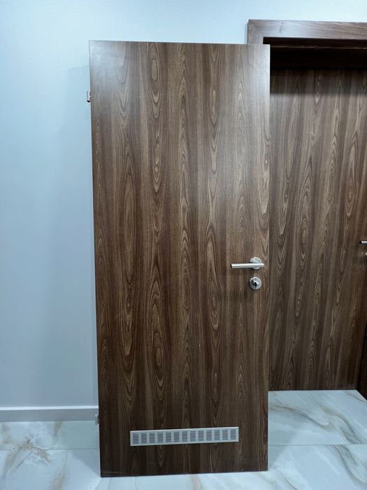 Продавам крило за интериорна врата