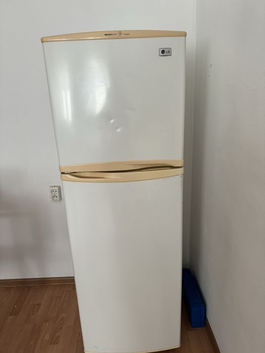 Продам двухкамерный холодильник LG б/у.