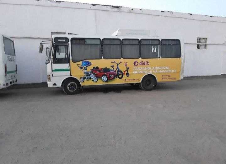 Samarqandda avtobuslarda reklama Реклама на автобусах в Самарканде