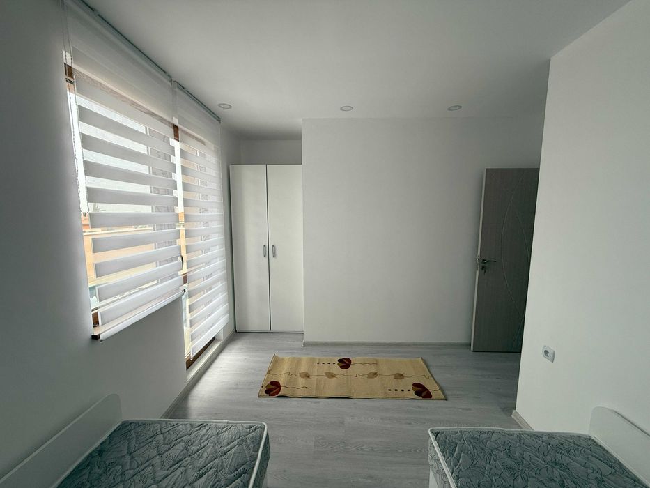 Чисто нов, напълно обзаведен тристаен апартамент в нова сграда