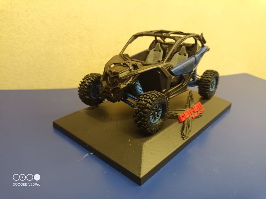 Модел в мащаб на can am Maverick X3