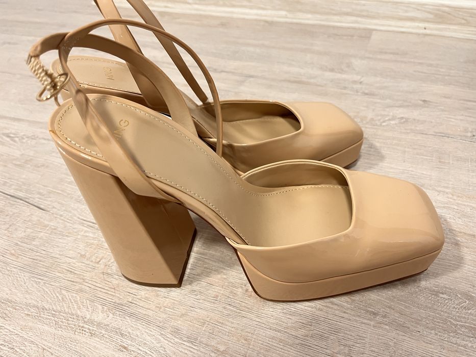 Масивни сандали с ток Mango