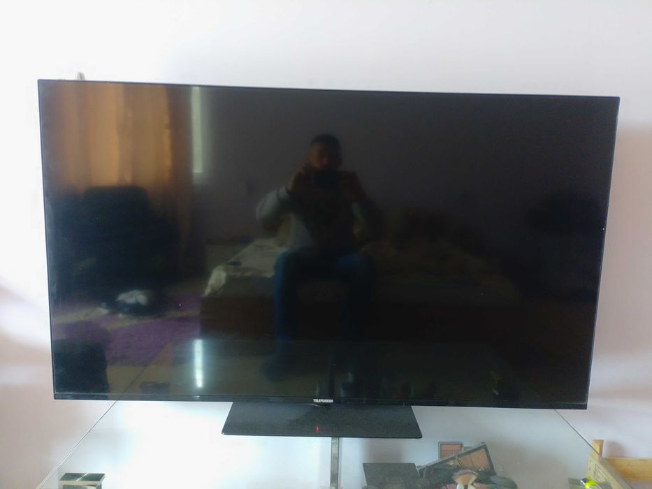 Vând Smart TV Telefunken de 139cm