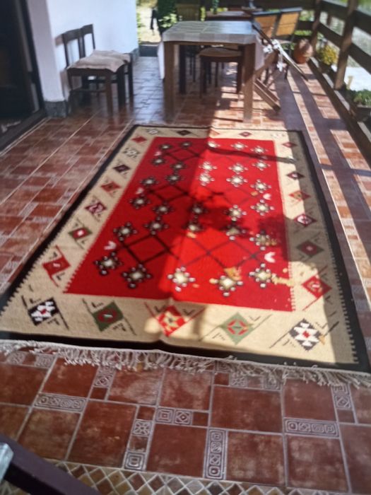 Covoare de lana vechi nefolosite ,au o vechime de aproximativ 40 ani