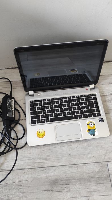 Laptop HP I5  model 4-1103ea.

Detaliile se vad in poze.

Merge foarte