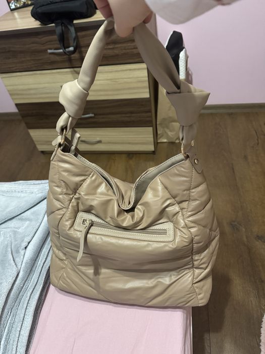 Дамска чанта в бежов цвят