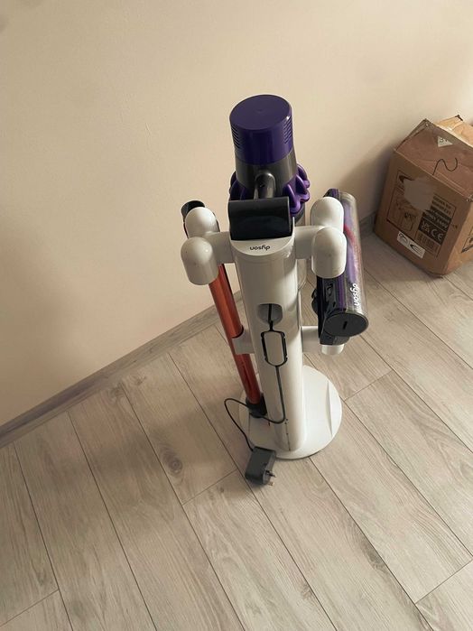 Вертикална прахосмукачка + Док станция  Dyson V10