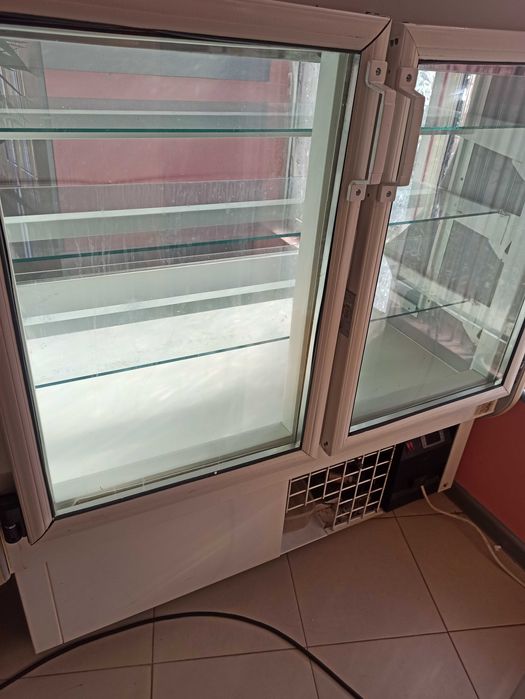 Хладилна витрина Наги