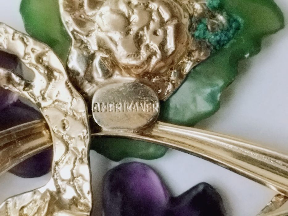 Veche broșe buchet de violete, petale sculptate din ametist, jad nefrit verde, placat cu aur
