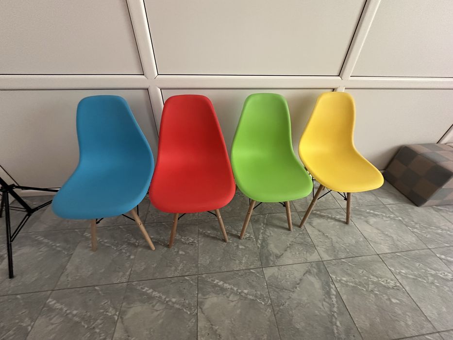 Разноцветные стулья