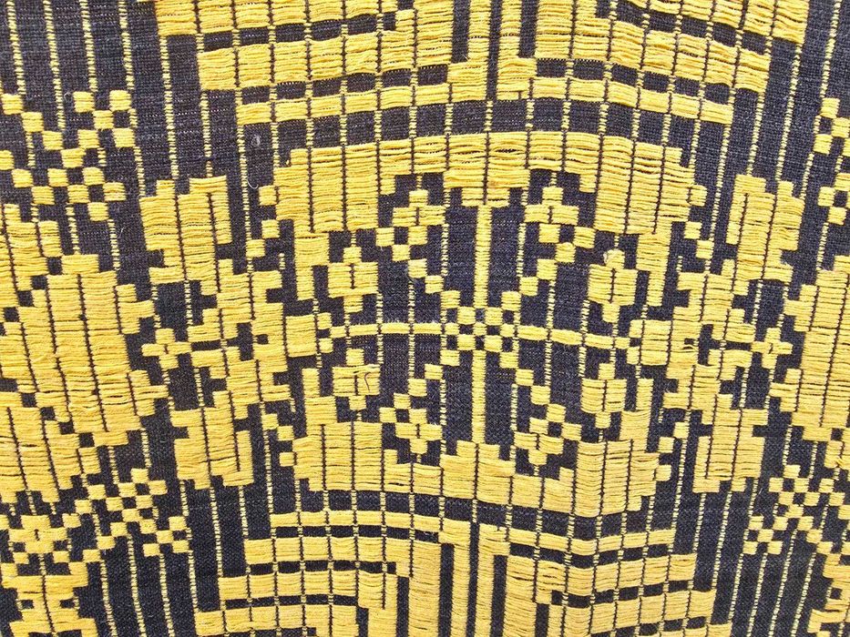 Стар вълнен ковьор, ръчно тъкан