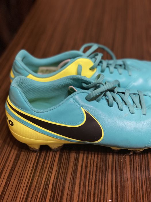 Ghete de fotbal Nike Tiempo și Adidas Predator