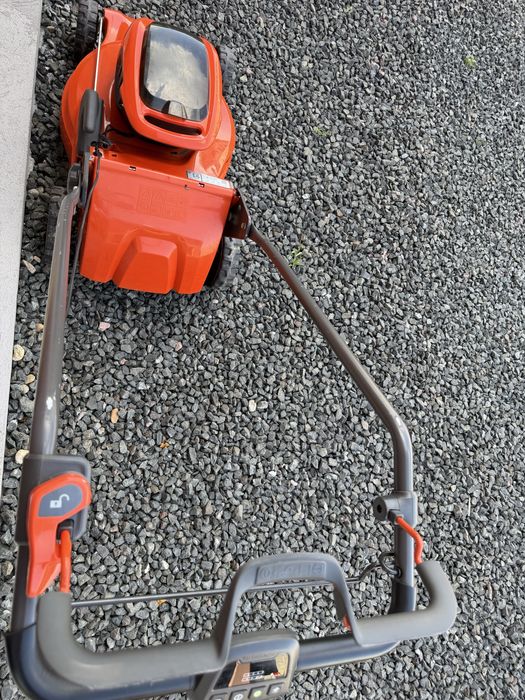 Husqvarna masina de tuns iarba pe acumulatori