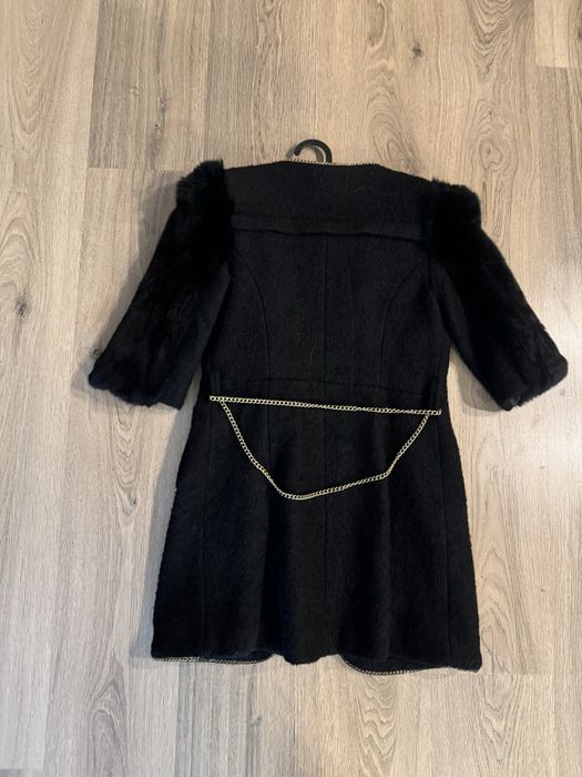 Черно манто с ръкави от лисица