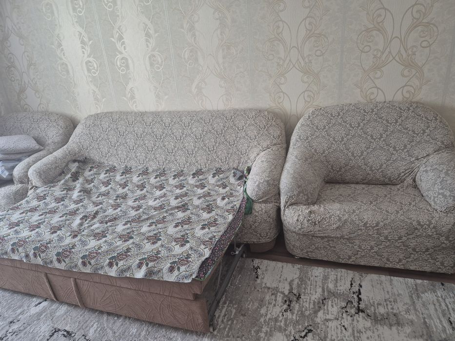 Диван с двумя креслами