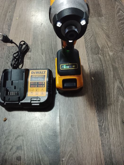 Impact DeWalt dcf922 cu baterie și încărcător. Produs NOU