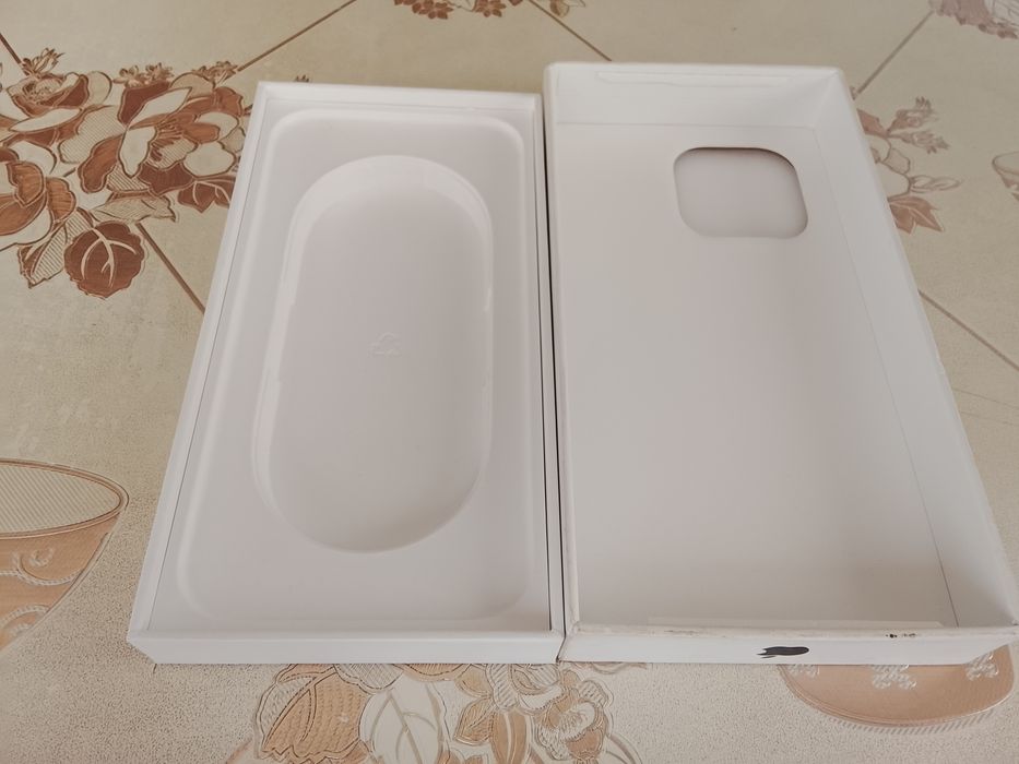 Продавам котия , за телефон Apple iPhone 16promax