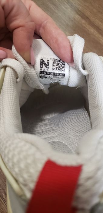 Белые легкие дышащие кроссовки.