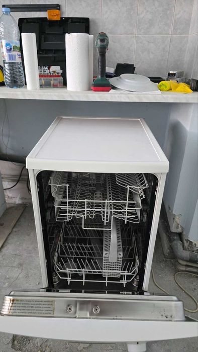 Свободностояща съдомиялна машина Electrolux.