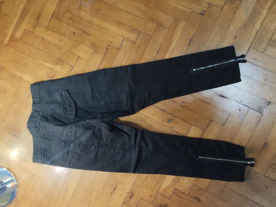 Два панталона на Pause