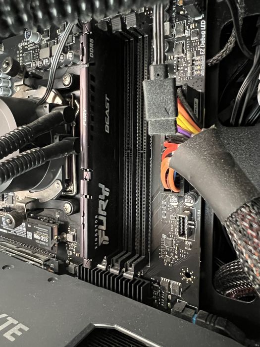 Pc gaming AMD RX 6650 XT, AMD Ryzen 5 7600X, 16GB RAM DDR5 + tastatura si mouse