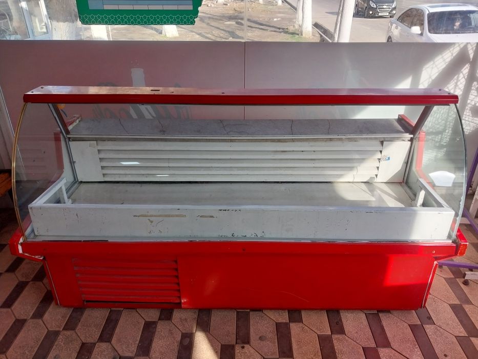 Vitrina  xolodelnik sotiladi