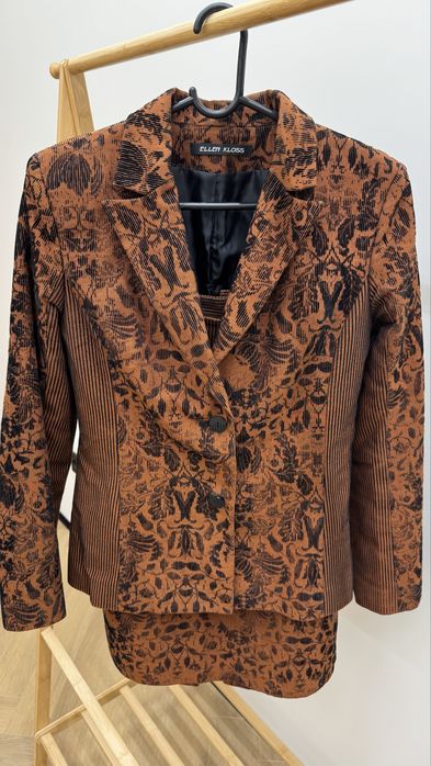 Продам женский костюм с юбкой