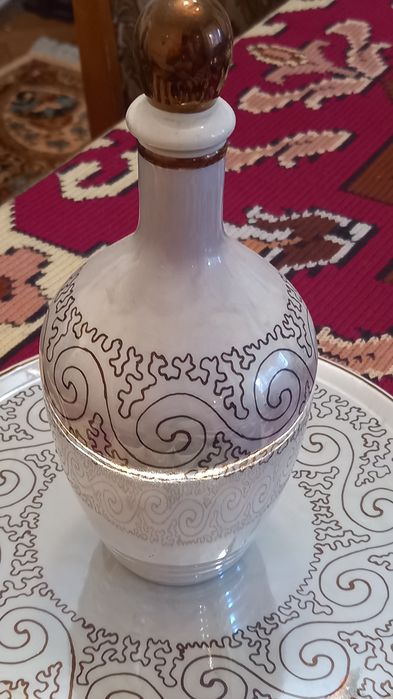 Vand set portelan sticla cu dop+ 5 pahare+platou mare rotund pt tuica/ tarie nefolosite,f frumoase