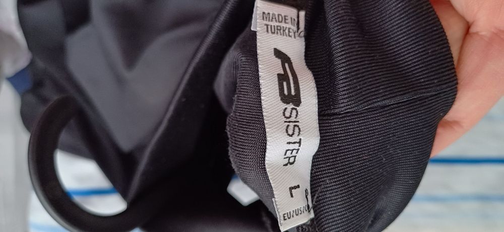 Bluza negru cu umeri cazuti