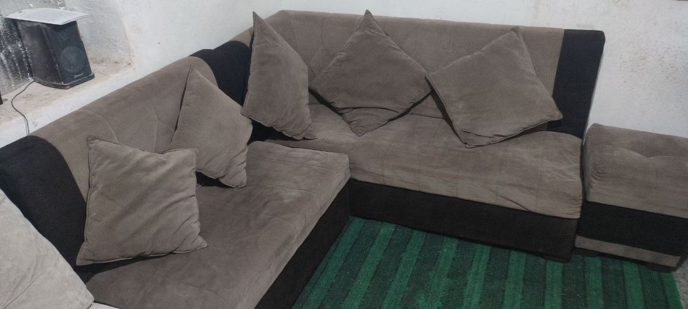 Уголок с пуфиками и падушками