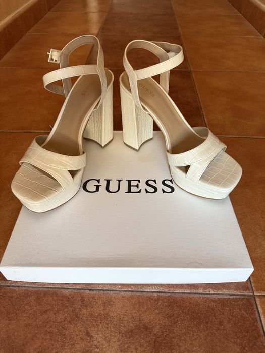 Кожени сандали на платформа Guess