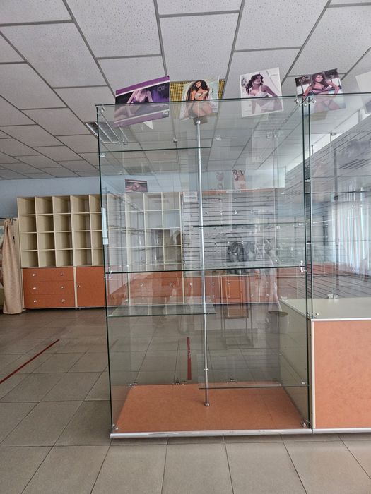 Витрины демонстрационные из стекла 8мм