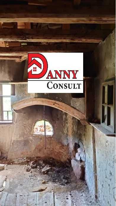 Стара къща с двор в с. Врабците