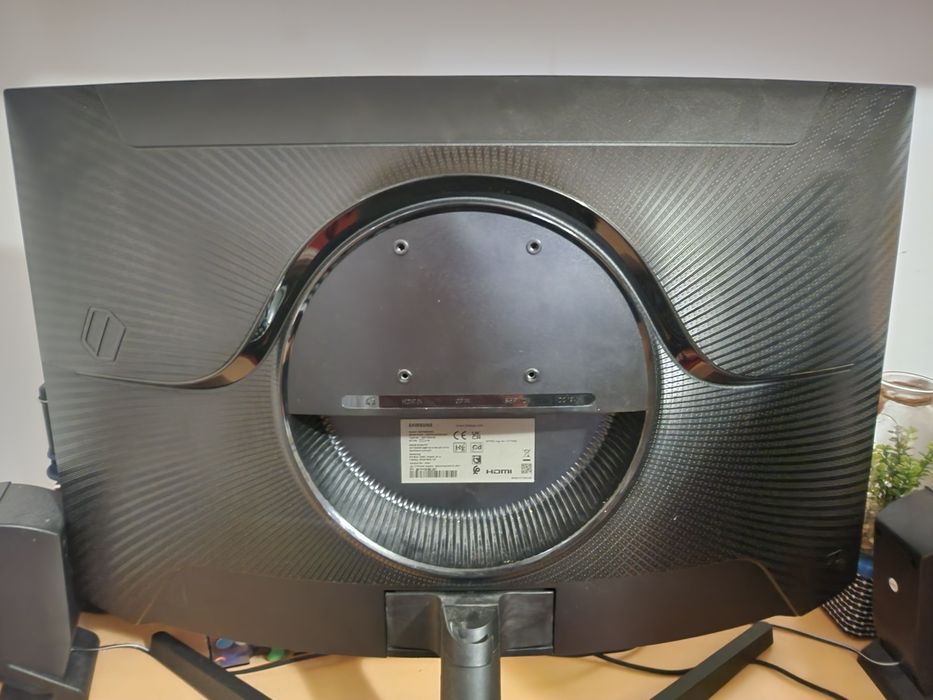 Samsung Odyssey G5 G55C (27 inch, 1440p , VA ,curbat, 165 hz )