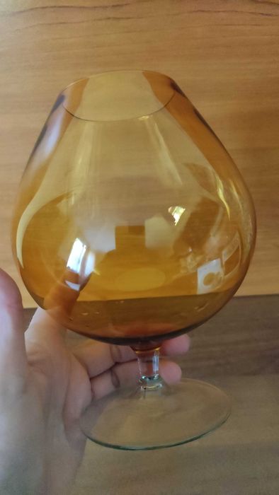 Голяма чаша от ръчно издухано цветно стъкло